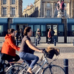 Vélo et tram à Bordeaux